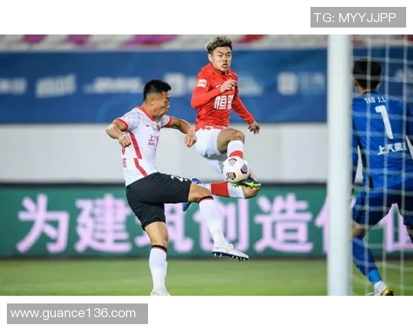 重庆足球队以79分稳居精英赛积分榜首位展现强劲实力