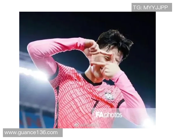 金智秀与足球明星亲密合照展现运动与音乐的完美融合