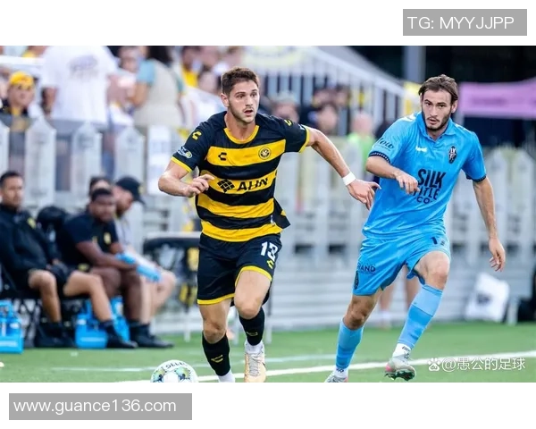 红衣足球明星究竟是谁他在赛场上的表现引发了怎样的关注与热议